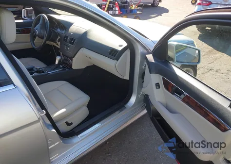 2010 Mercedes-Benz C 300 Luxury/Sport из США, поврежденный, VIN WDDGF5EB0AF442382